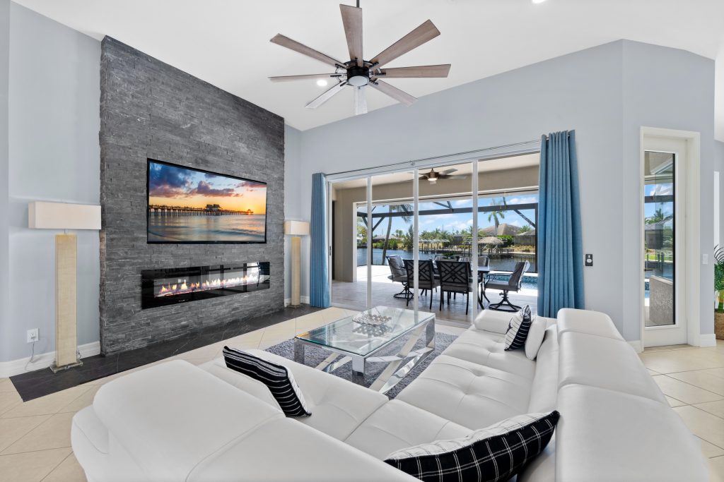 Modernes Wohnzimmer mit Blick auf die Terrasse und den Pool